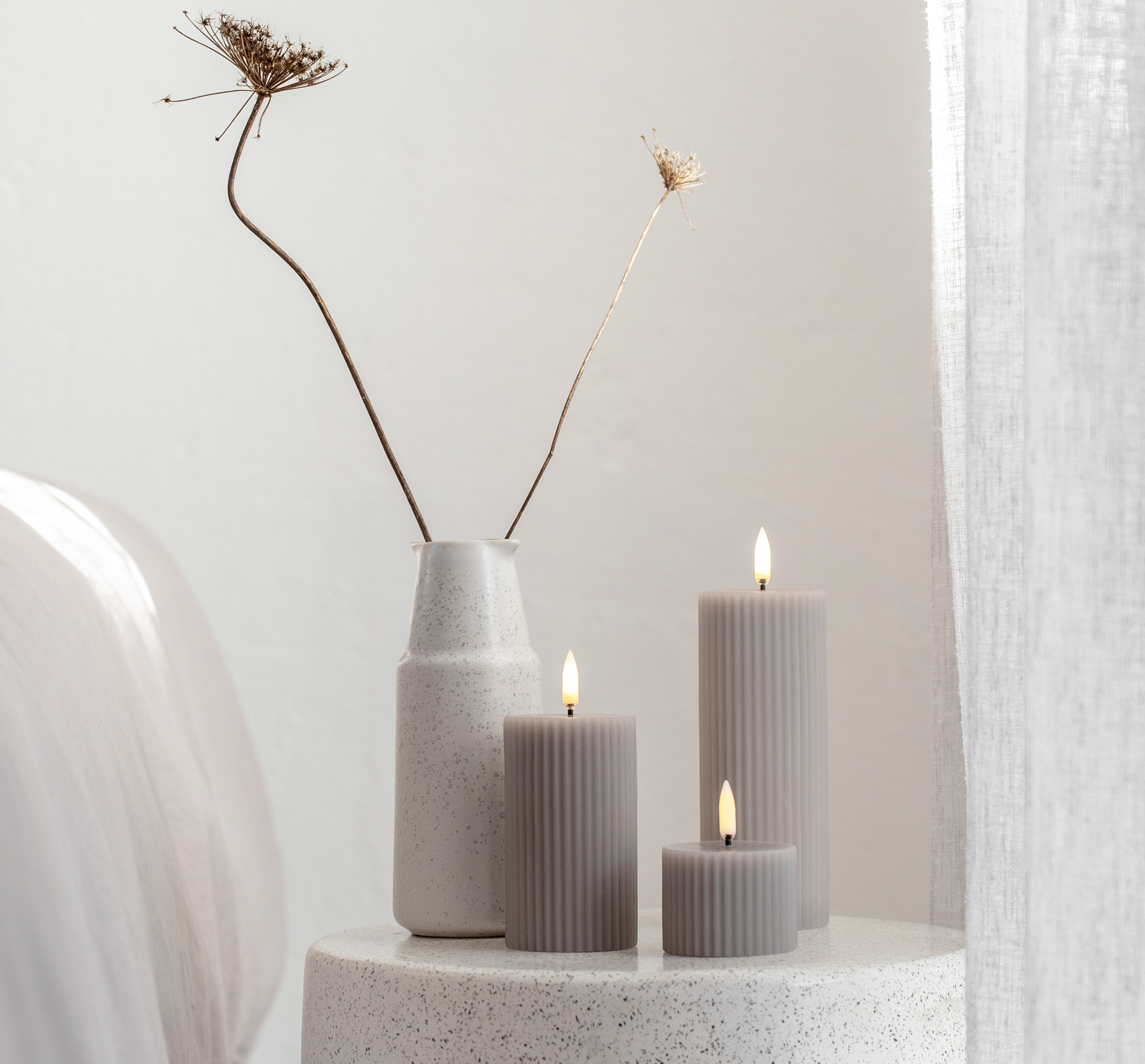 Piffany Copenhagen – UYUNI LIGHTING LED Kerze GROOVED - SANDSTONE, D. ca. 5,8 x 15 cm, GERILLTE STUMPENKERZE 