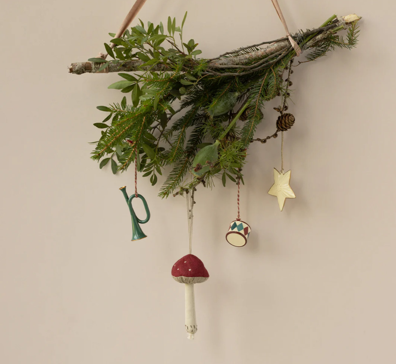 % Maileg Pilz Ornament - Rot, Weihnachtsanhänger Stoff, ca. 12,5 cm