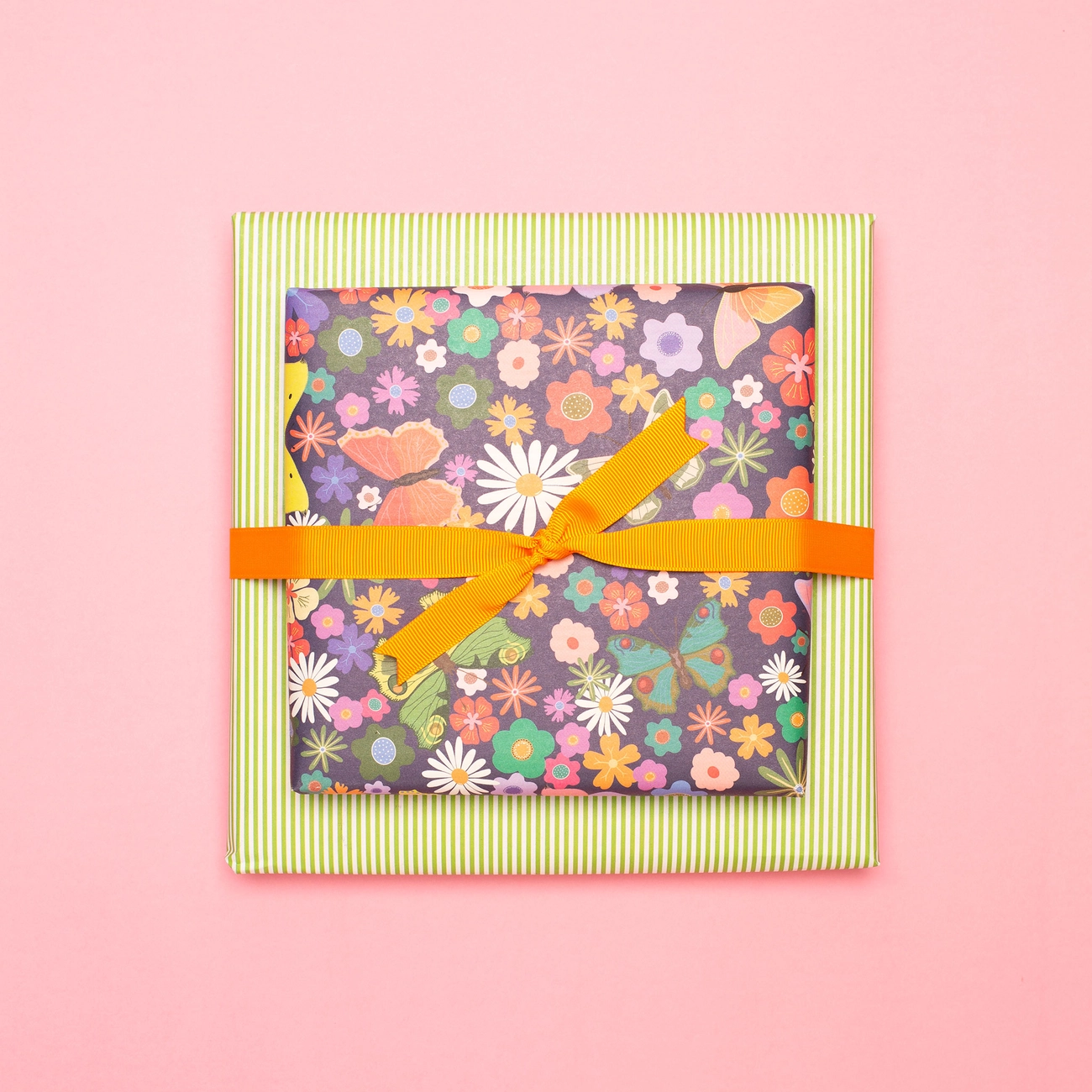 Geschenkpapier Schmetterlinge auf Blumenwiese, zweiseitiges Recyclingpapier ca. 67 x 48 cm , beidseitig bedruckt