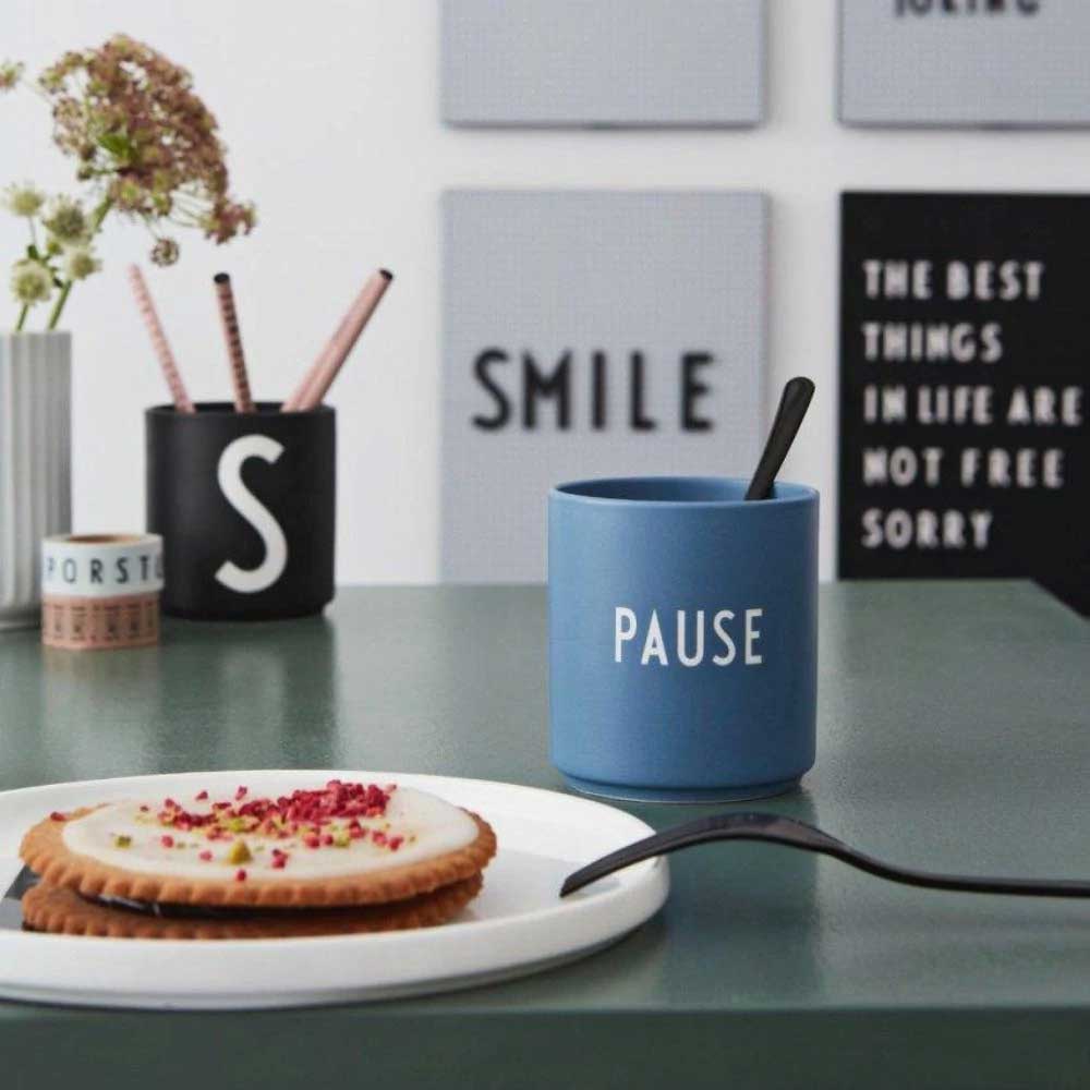 Design Letters Favourite Cup PAUSE, Becher Porzellan, Farbe: Blau Design Letters Favourite Cup PAUSE, Becher Porzellan, Farbe: Blau