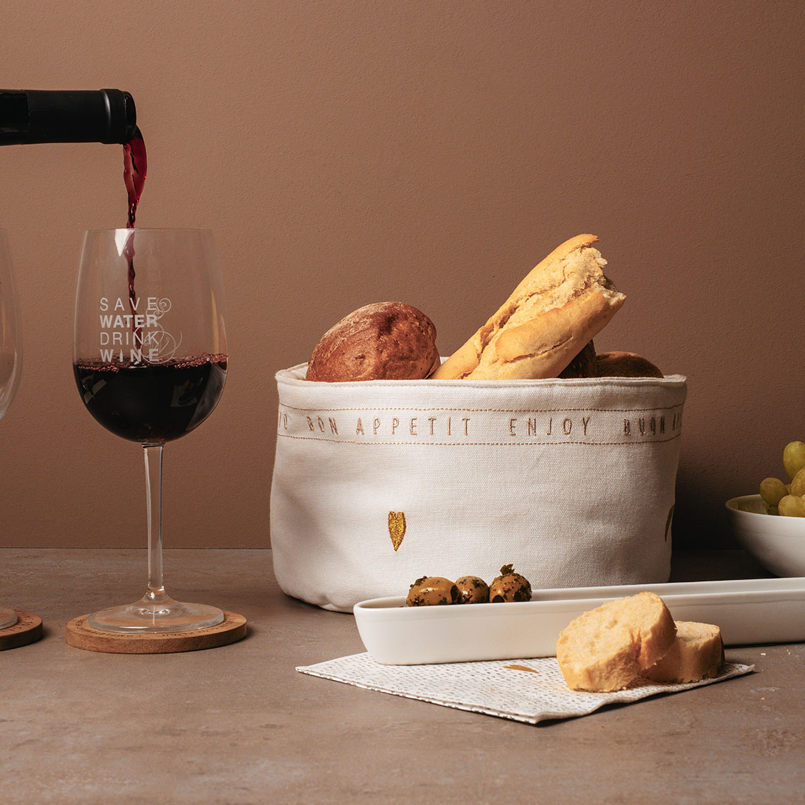 Guten Appetit. Servierplatte "Viersprachig" von Räder , ca. 31 x 3 cm