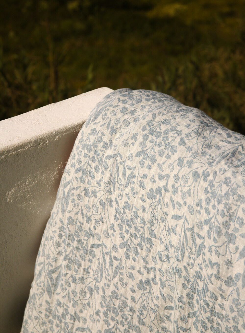 Lapuan Kankurit Tischdecke NIITY ca. 150 x 260 cm, /white-rainy blue , 100 % Leinen