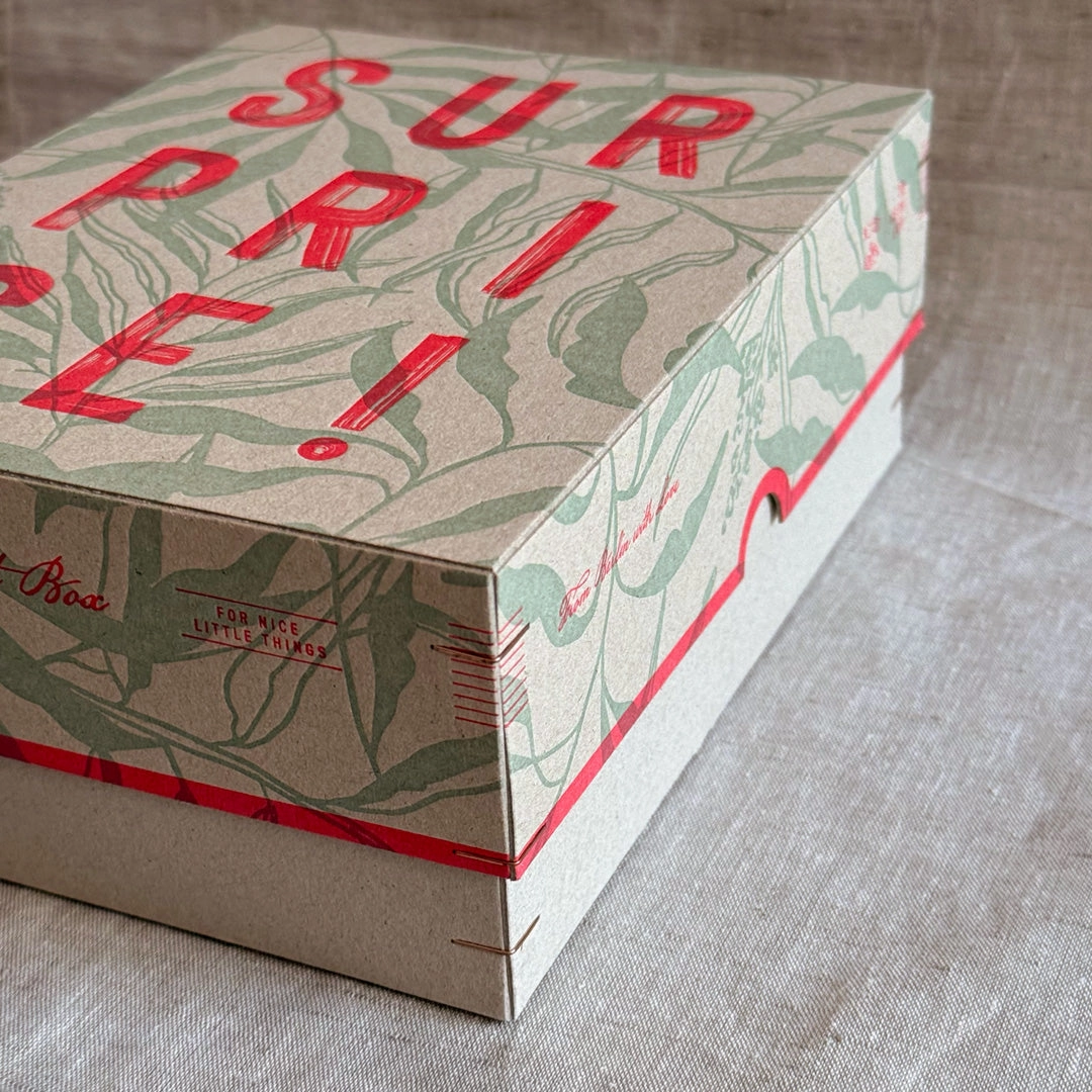 Geschenkbox (leer) / Surprise! / Letterpress Druck, Neon Pink, RISO handgedruckt  von Togethery,  Format: 170 x 220 mm 
