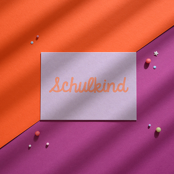Postkarte Schulkind, flieder/orange von Ava & Yves