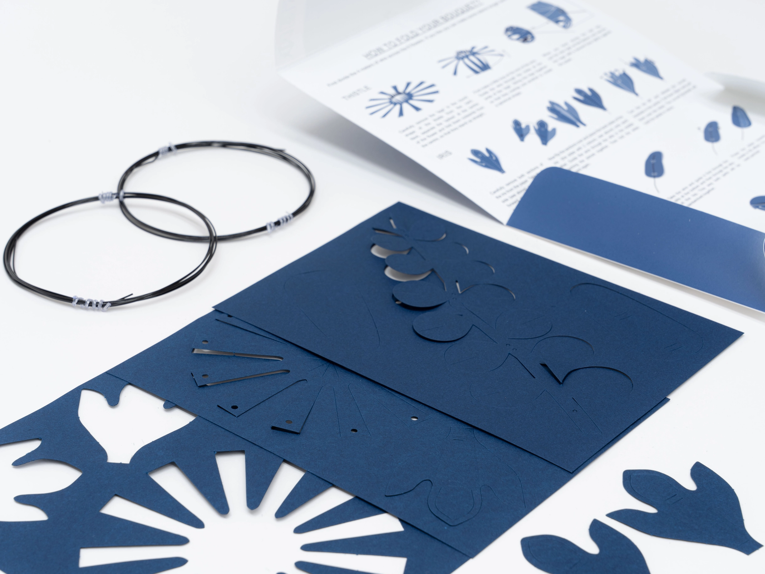 Jurianne Matter FIELD flowers DUSK BLUE small , Bastelset, Papierblumen , 6 Stück