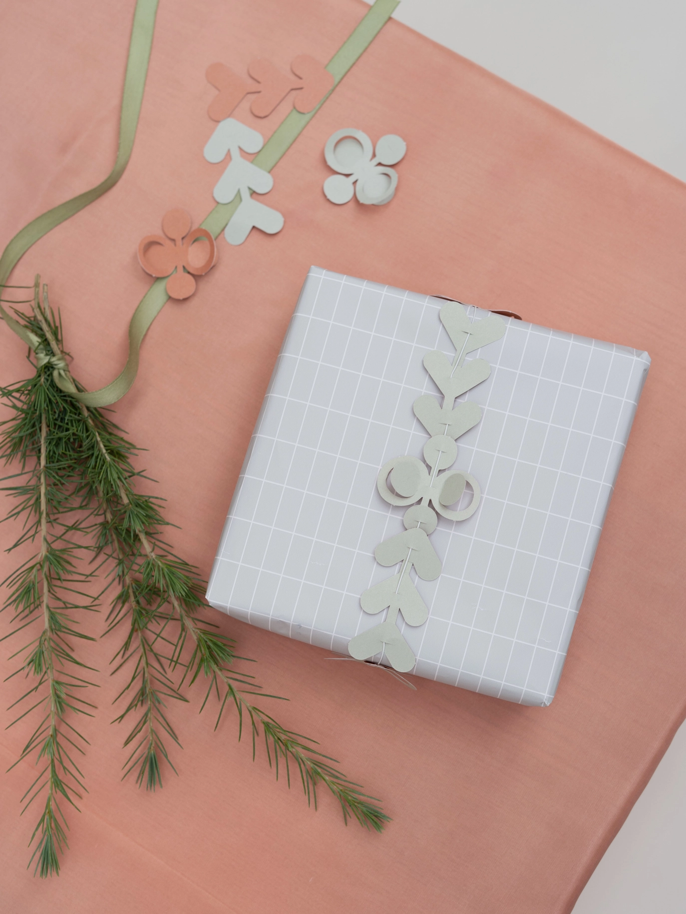 Jurianne Matter FOLK - Papierornamente in Terra- und Grün-Tönen , Bastelset