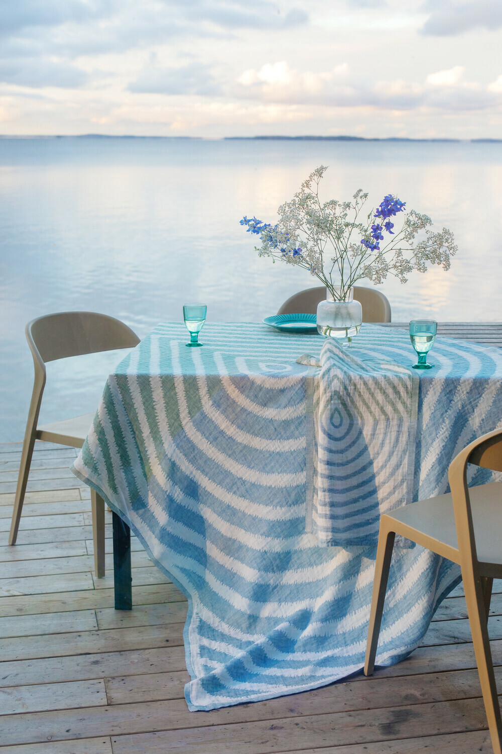 Lapuan Kankurit Tischdecke METSÄLAMPI ca. 145 x 200 cm, Farbe: white-green-rainy blue, 100 % Leinen
