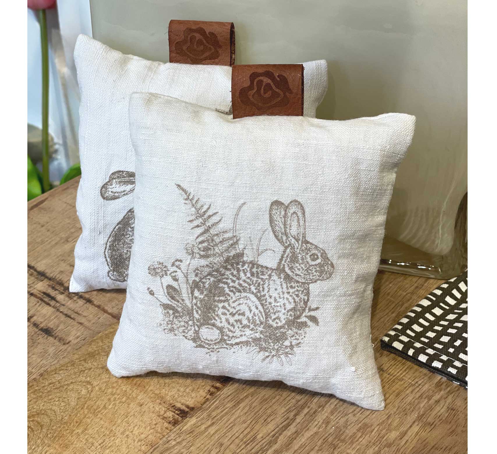 Dorothee Lehnen Duftkissen, Hase im Beet, ca. 12 x 12 cm, bedrucktes antikes Leinen, Füllung: Lavendelblüten von Dorothee Lehnen