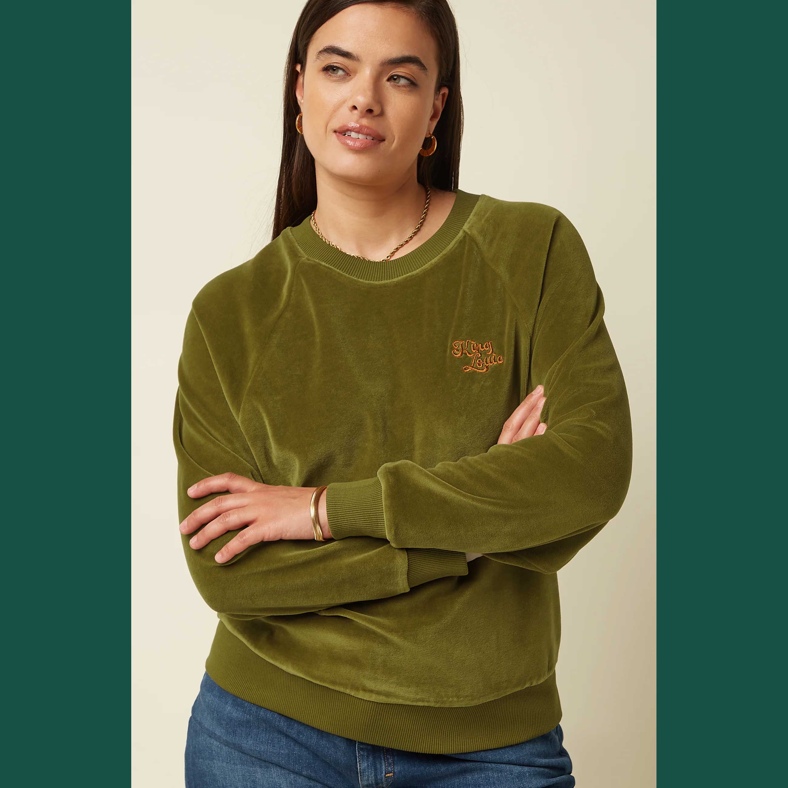 King Louie Sweatshirt Febe Sweater Baton Velvet,  Farbe Mustard Green - Baton Velvet