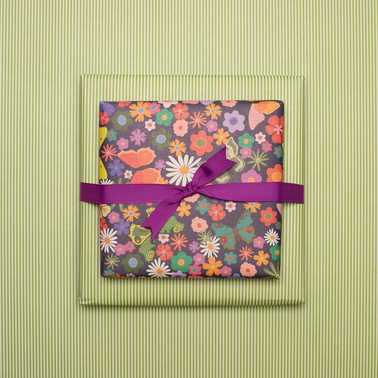 Geschenkpapier Schmetterlinge auf Blumenwiese, zweiseitiges Recyclingpapier ca. 67 x 48 cm , beidseitig bedruckt