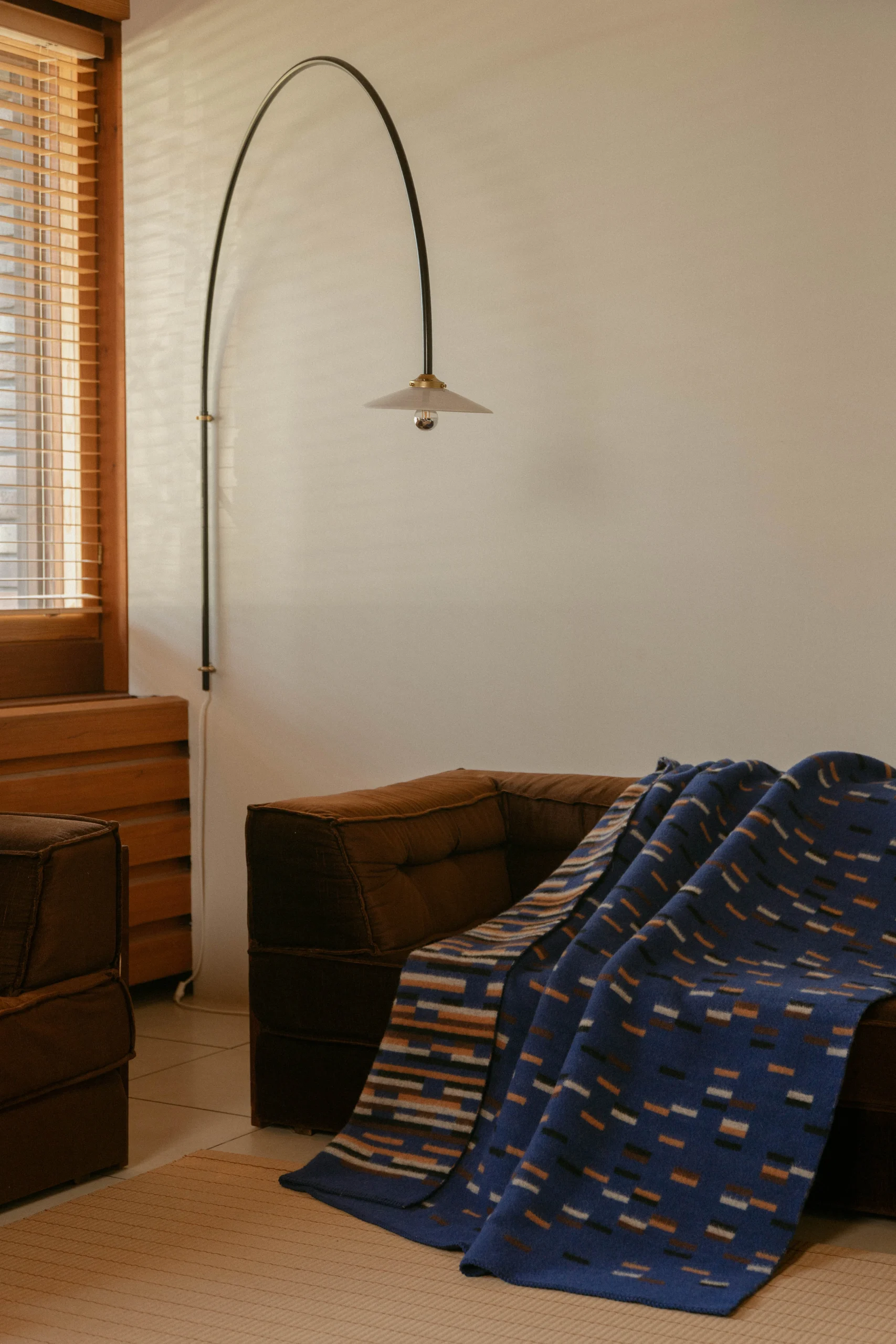 Lapuan Kankurit YLLÄTYS Wolldecke , blue-cinnamon-brown, ca. 130 x 180 cm  