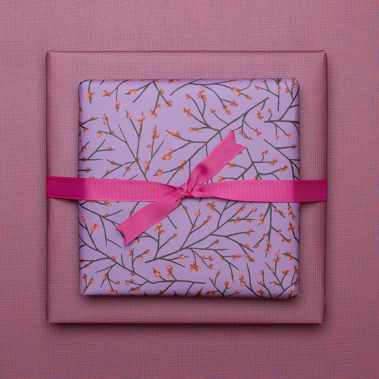Geschenkpapier Weihnachts- Geschenkpapier Ilex mit Stechpalmen vor lila. ca. 67 x 48 cm , beidseitig bedruckt