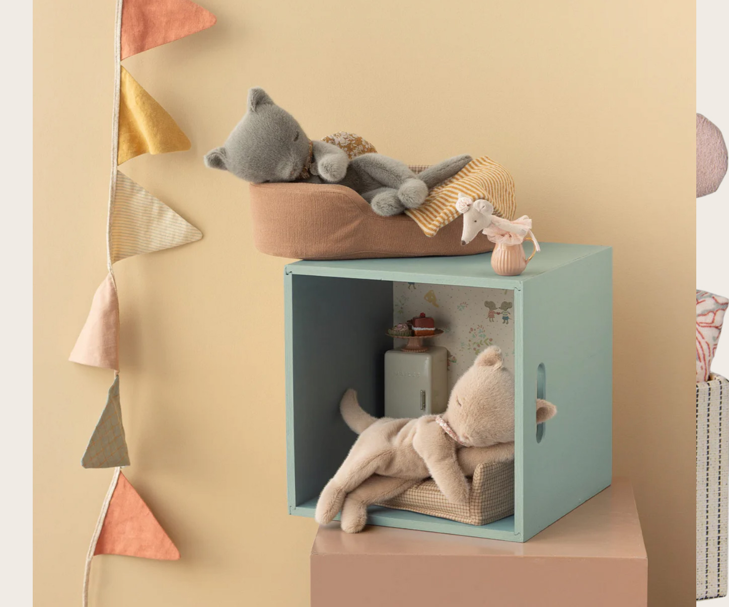 Maileg Schlafendes Kätzchen Plüsch, Klein – Peach, ca. 35 cm