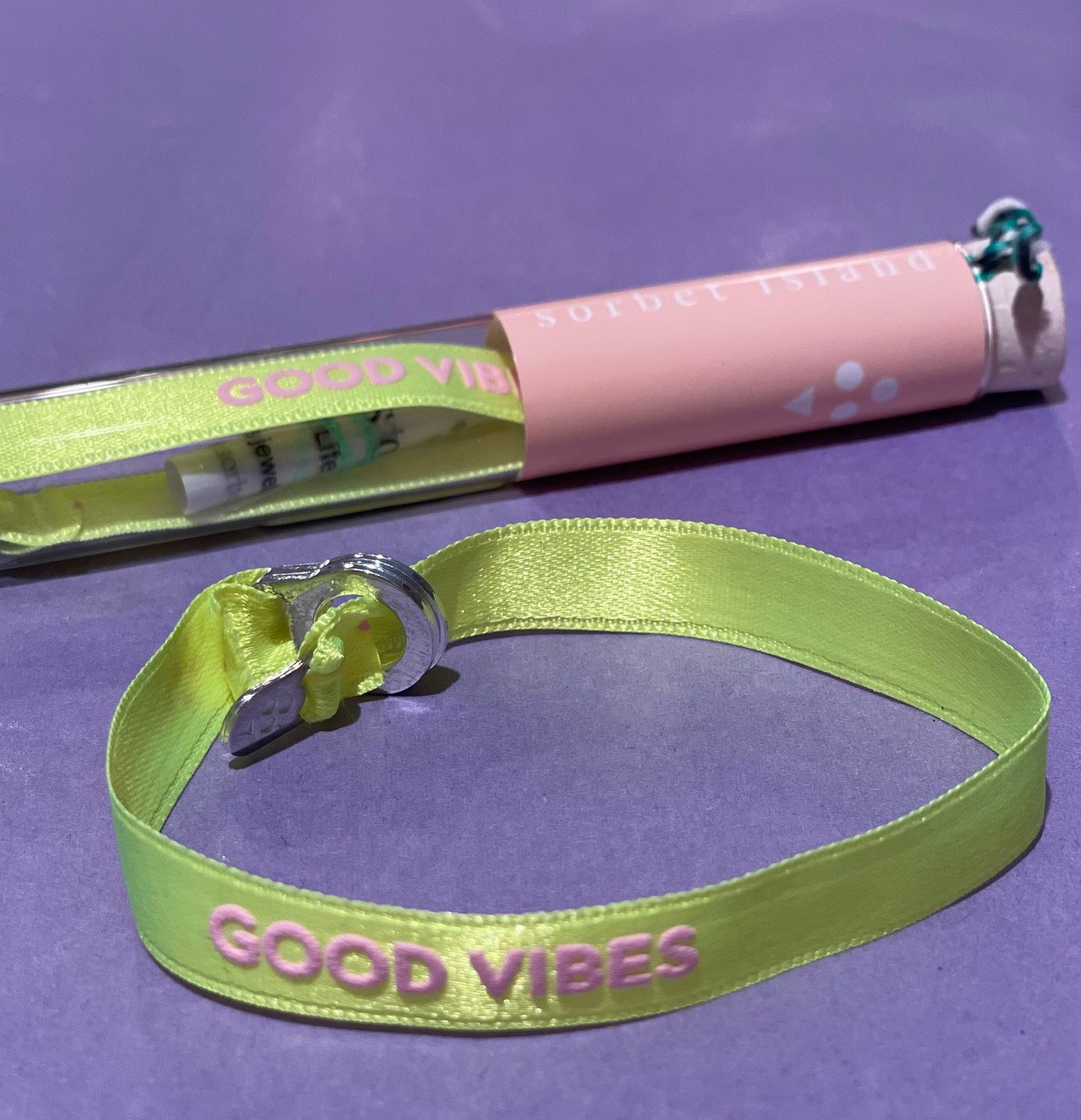  Armband Satin Bracelet "GOOD VIBES" Neon Gelb, verpackt im Reagenzglas