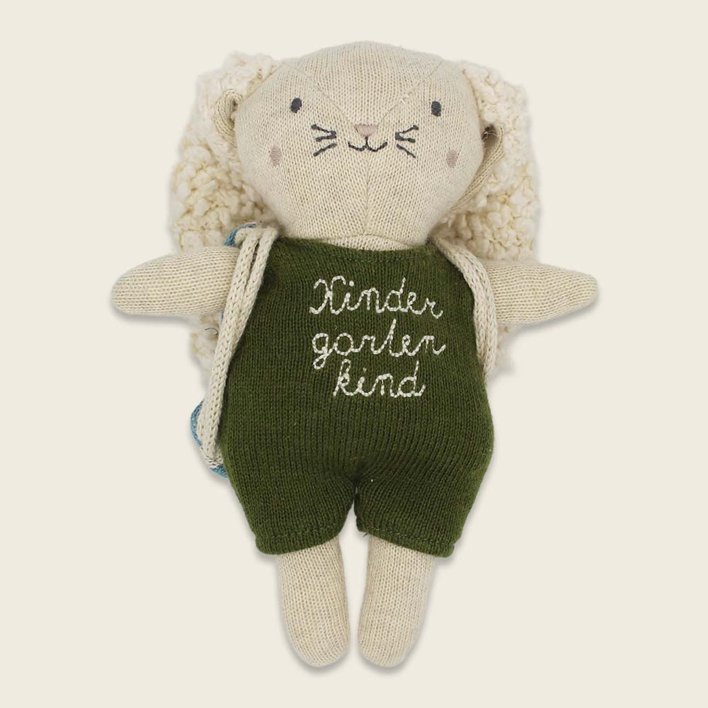 Hase “Kindergartenkind” mit Rucksack und Anzug in oliv von Ava & Yves , ca. 16 cm