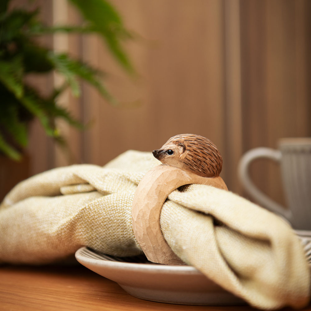 Serviettenring – Igel Klein aus  Lindenholz handgeschnitzt von Wildlife Garden