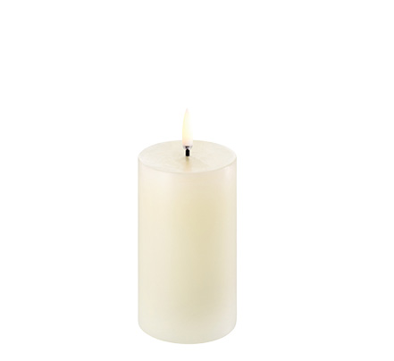 Piffany Copenhagen – UYUNI LIGHTING LED Kerze - IVORY, SMOOTH, D. ca. 5,8 x 10 cm 