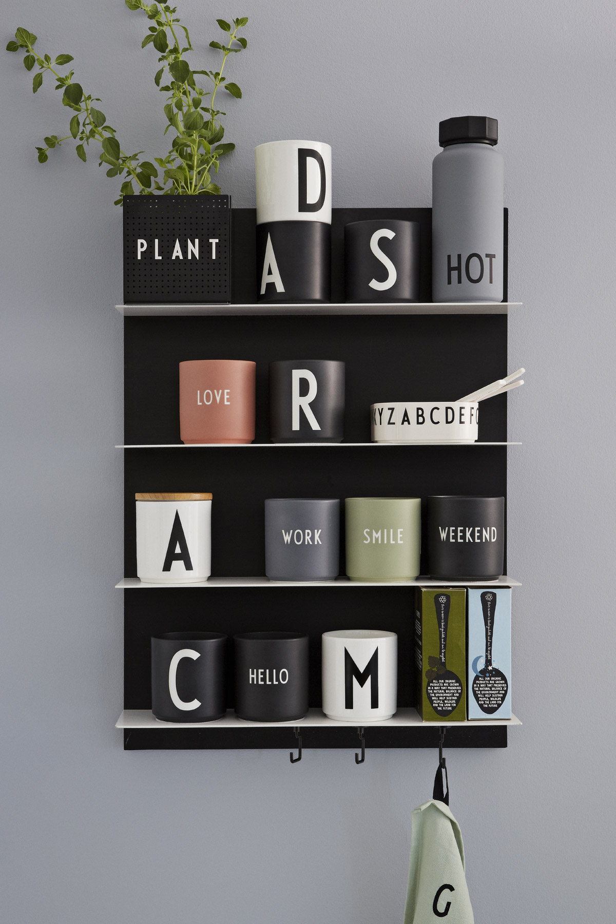 Design Letters AJ Cup, Porzellan Becher "W" , Farbe: Schwarz, Arne Jacobsen