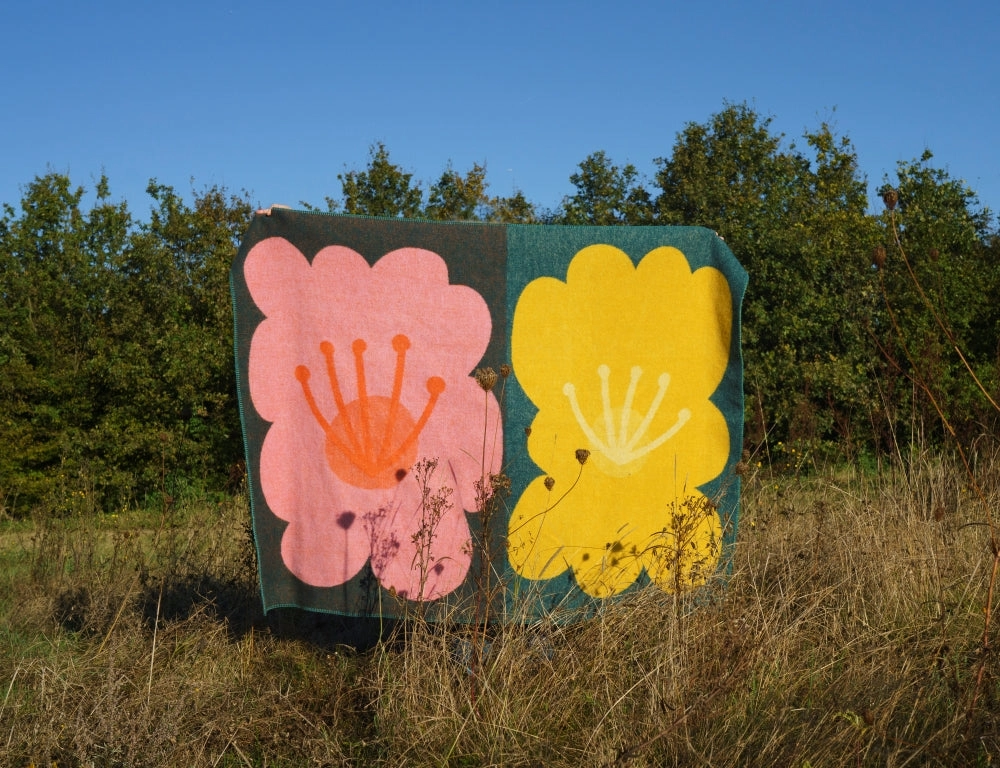 Donna Wilson Bloom Decke, Wolle, ca. 130 x 180 cm von Donna Wilson