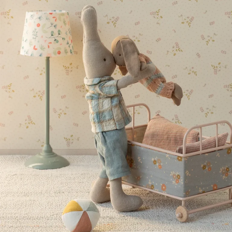 Maileg Hase, Mikro - Braun - Dusty Rose Strickanzug