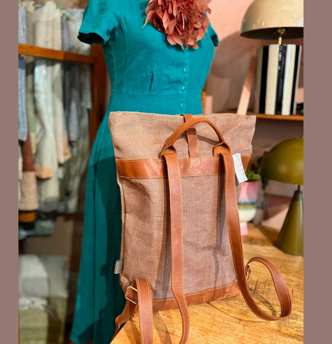 % Dorothee Lehnen Rucksack - Leinen-Leder ca. 27-36 x 38 x 10 cm von Dorothee Lehnen, leichte Gebrauchspuren am Leder