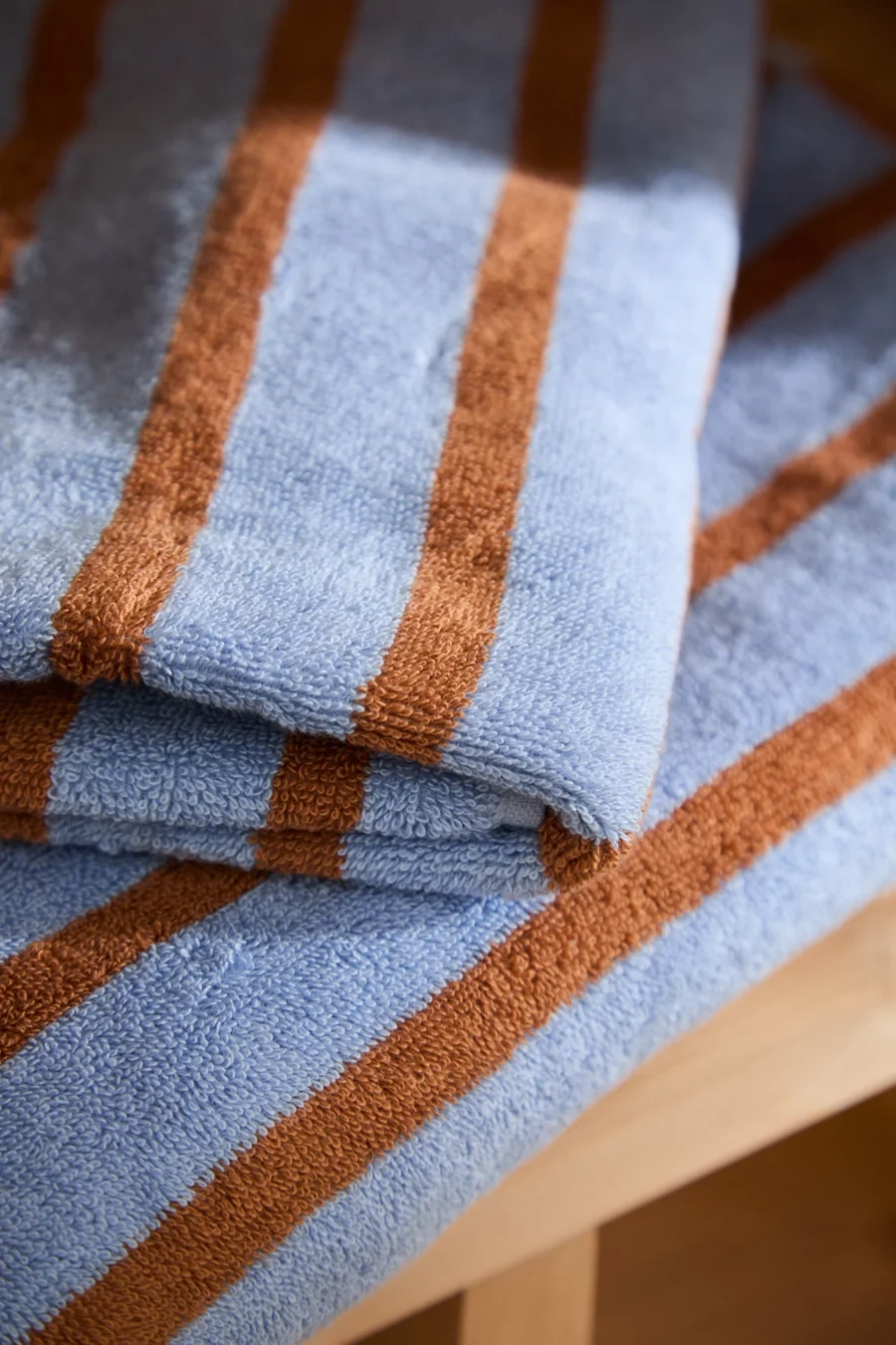 Badehandtuch mit blau mit braunen Streifen Saturno, ca. 50 x 90 cm, Handtuch  