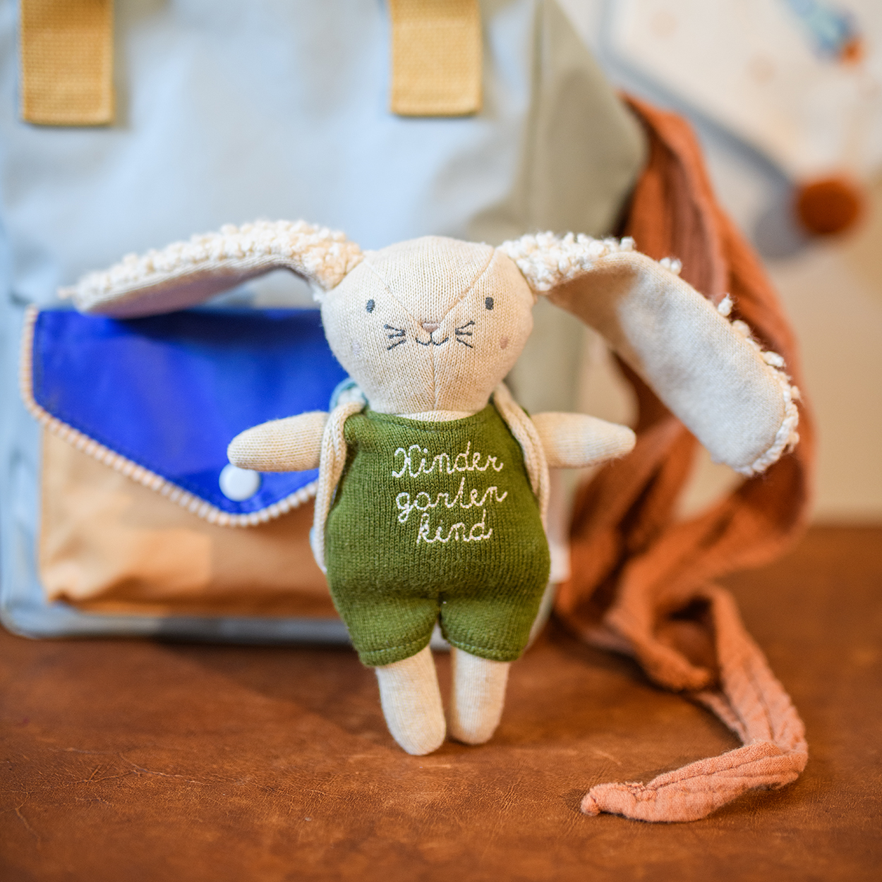 Hase “Kindergartenkind” mit Rucksack und Anzug in oliv von Ava & Yves , ca. 16 cm