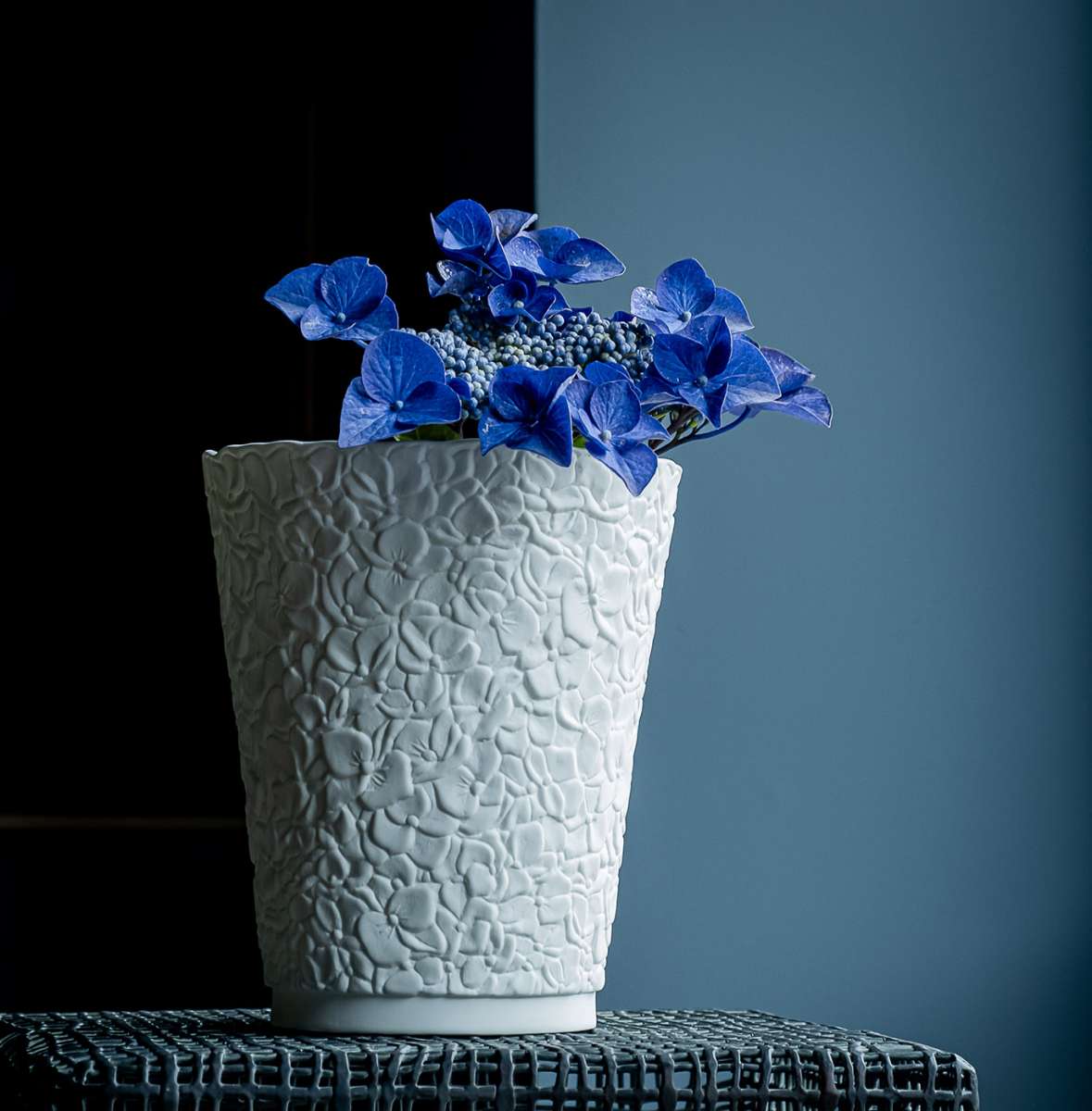 KLATT OBJECTS FLORA Hydrangea Vase L Bone China , ca. 20 cm