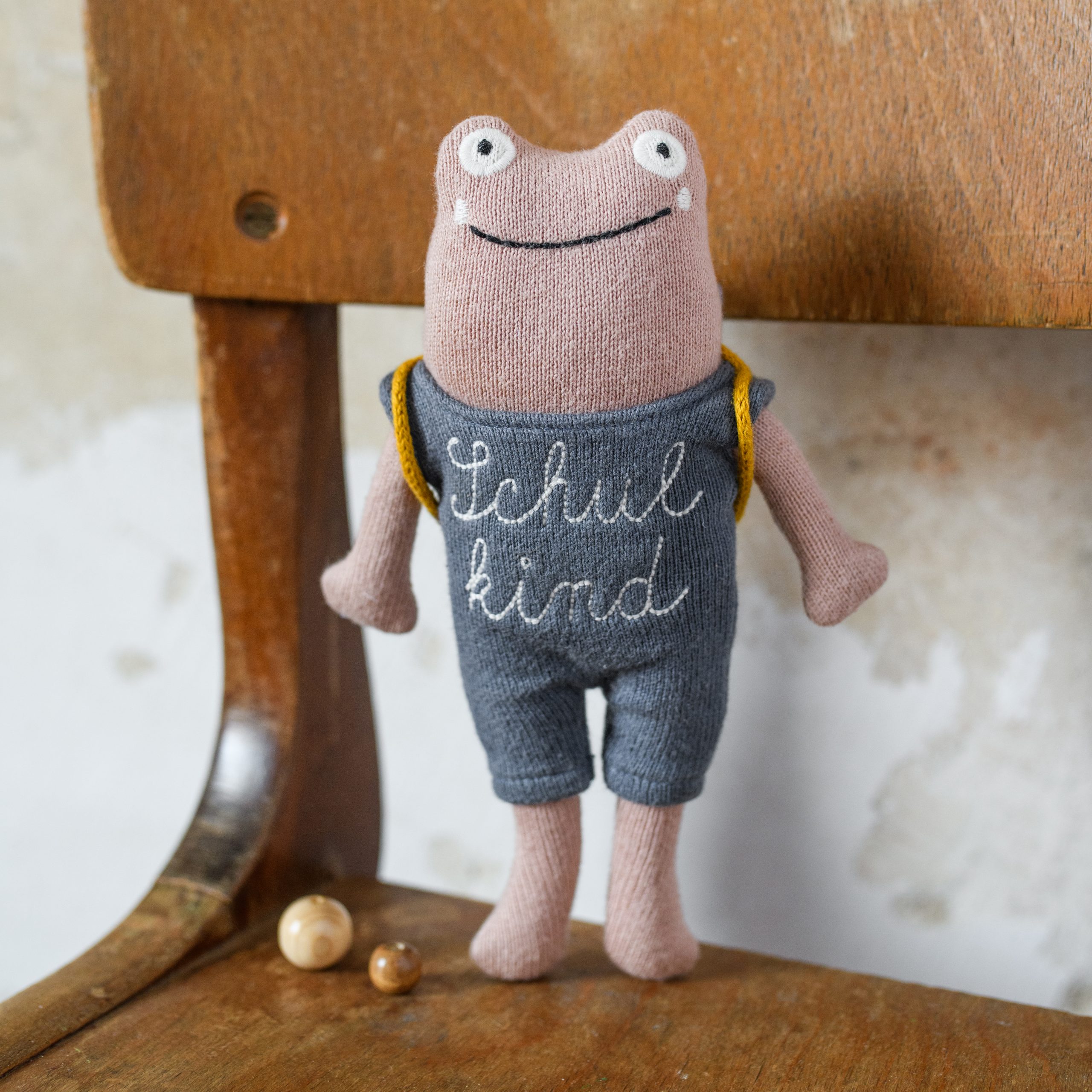 Frosch „Schulkind“ rosa, mit Schulranzen und Anzug in blau/creme 20cm Kuscheltier von Ava & Yves , ca. 20 cm 