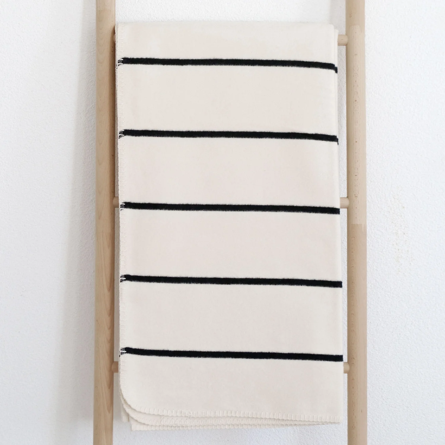 RIEMA Kuscheldecke JULE aus 100% Bio-Baumwolle (kbA) schwarz-natur, ca. 150x200cm  