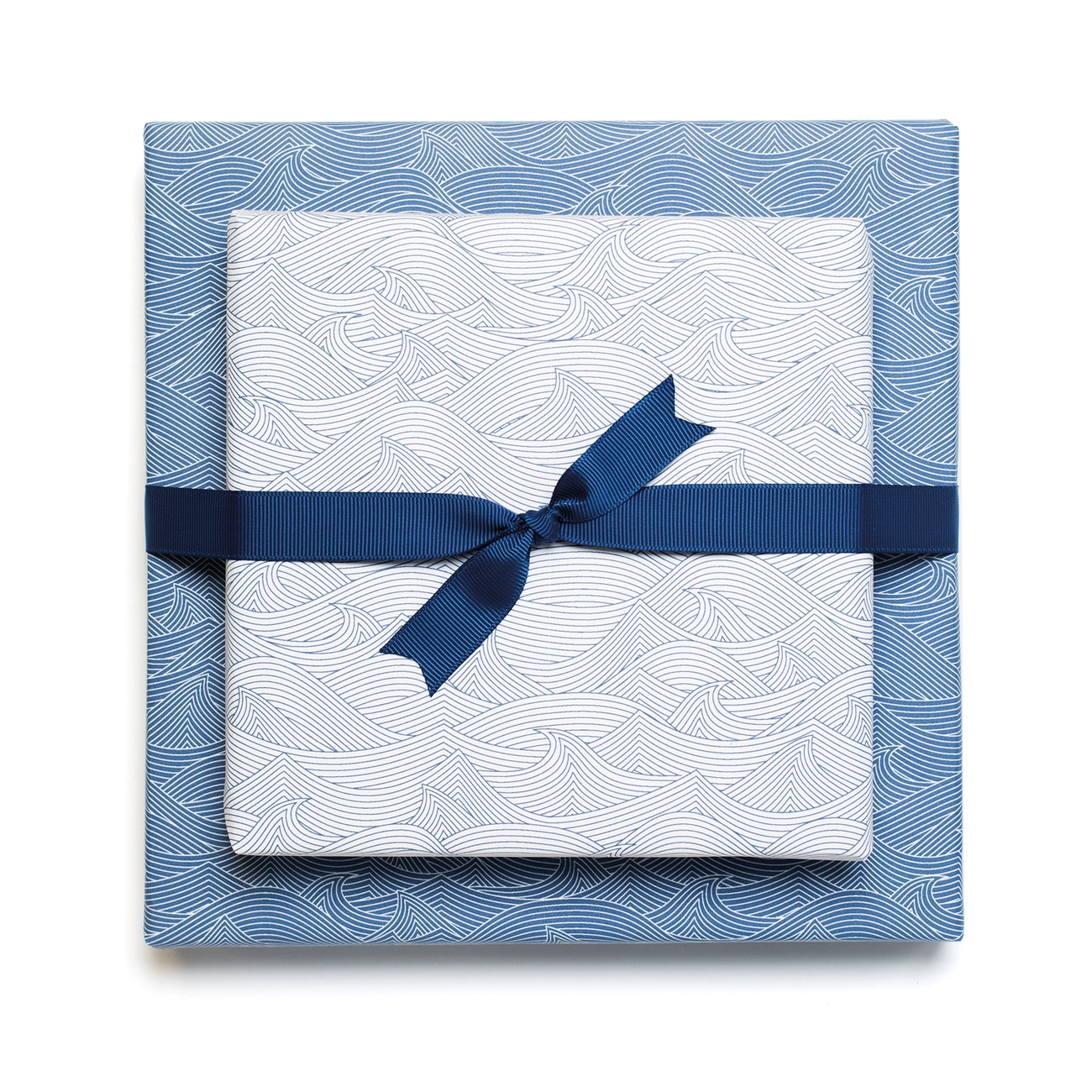 Geschenkpapier Wellen blau, zweiseitiges Recyclingpapier, ca. 67 x 48 cm , beidseitig bedruckt