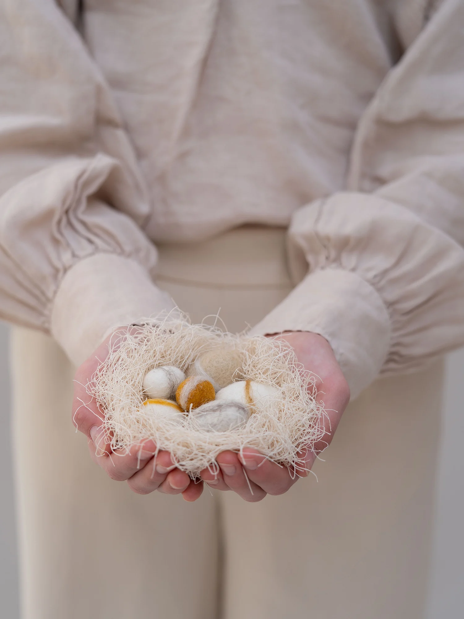 Jurianne Matter NEST wool eggs - neutral, Osternest Natur mit 7 Filzeiern im Set