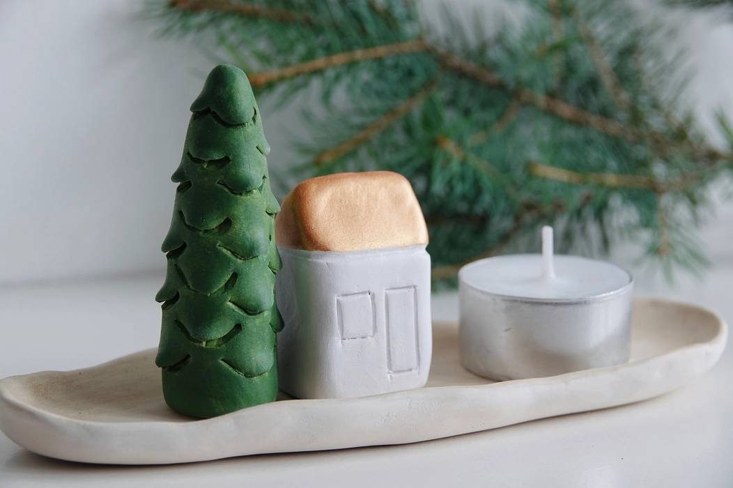 Weihnachtsgeschenkbox mit Haus, Baum und Kerze, Handgetöpfert aus Holland...zuckersüß!