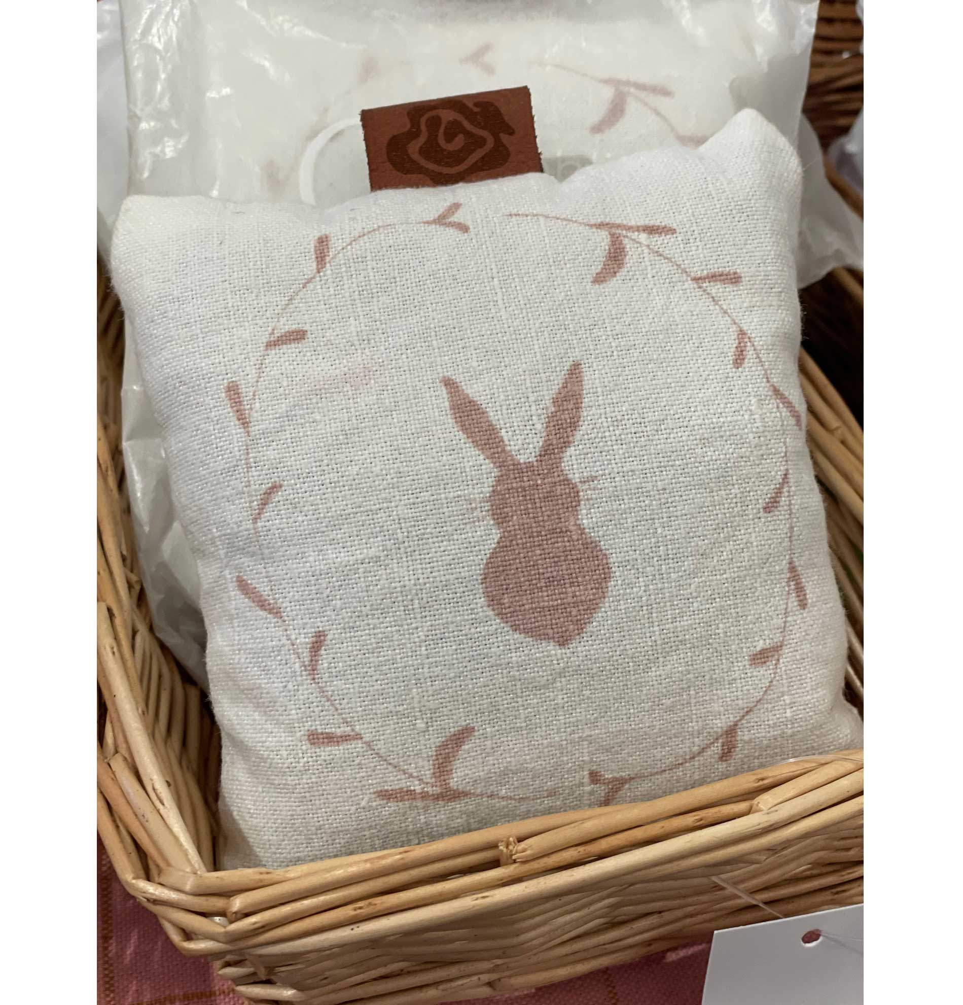 Dorothee Lehnen Duftkissen, Hase im Kranz, ca. 12 x 12 cm, bedrucktes antikes Leinen, Druckfarbe fawn Füllung: Lavendelblüten von Dorothee Lehnen     