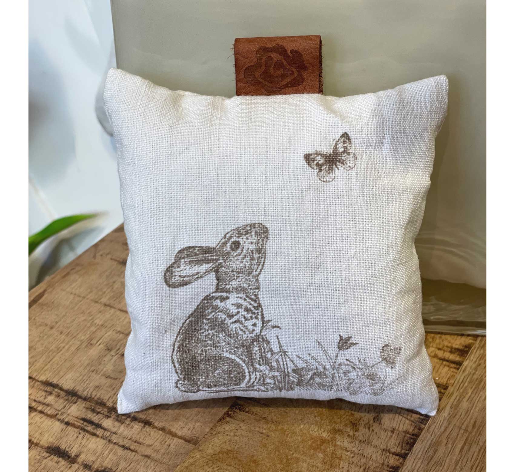 Dorothee Lehnen Duftkissen, neugieriger Hase , ca. 12 x 12 cm, bedrucktes antikes Leinen, Füllung: Lavendelblüten von Dorothee Lehnen    