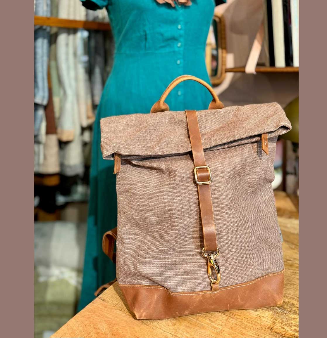 % Dorothee Lehnen Rucksack - Leinen-Leder ca. 27-36 x 38 x 10 cm von Dorothee Lehnen, leichte Gebrauchspuren am Leder