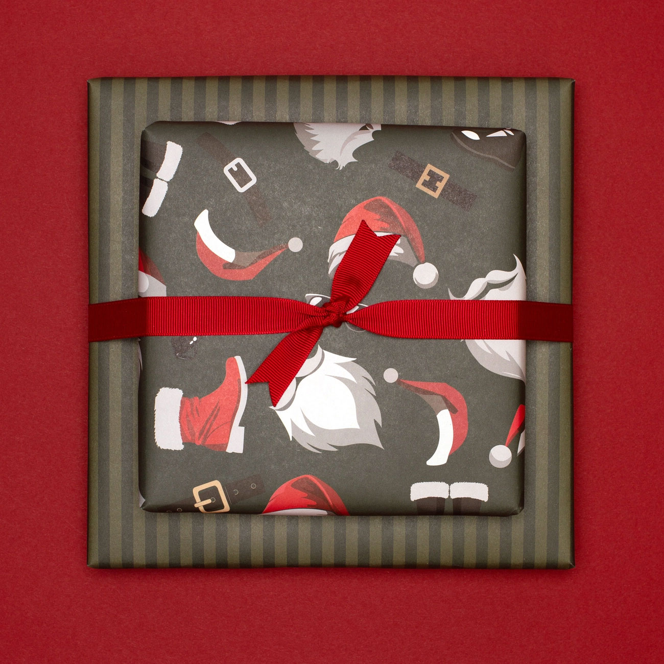 Geschenkpapier Weihnachts- Geschenkpapier mit Nikolaus Outfit und Streifen, ca. 67 x 48 cm , beidseitig bedruckt