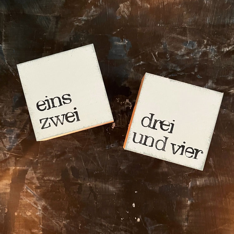 Textplatten 2er Set "Advent...1,2,3 und vier" weiß von iopla , 6 x 6 cm 