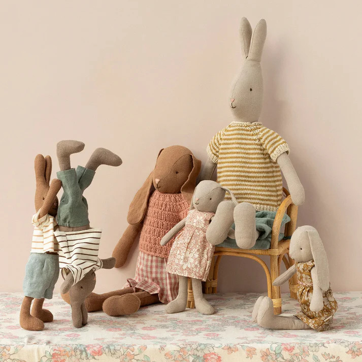 Maileg Kaninchen Größe 2, Braun - Gestreifte Bluse und Hose,  ca. 29 cm 