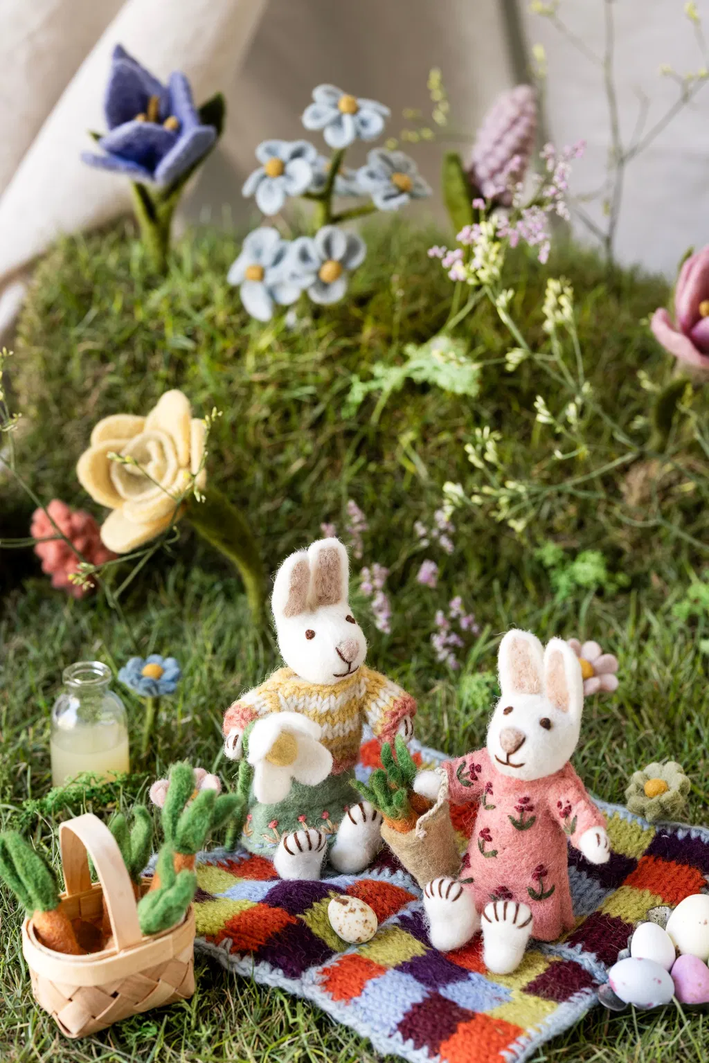 Gry & Sif Häsle weiß mit rosa Schneeglöckchen aus Filz,  ca. 12 cm , Small White Girly Bunny w/Skirt & Snowdrop