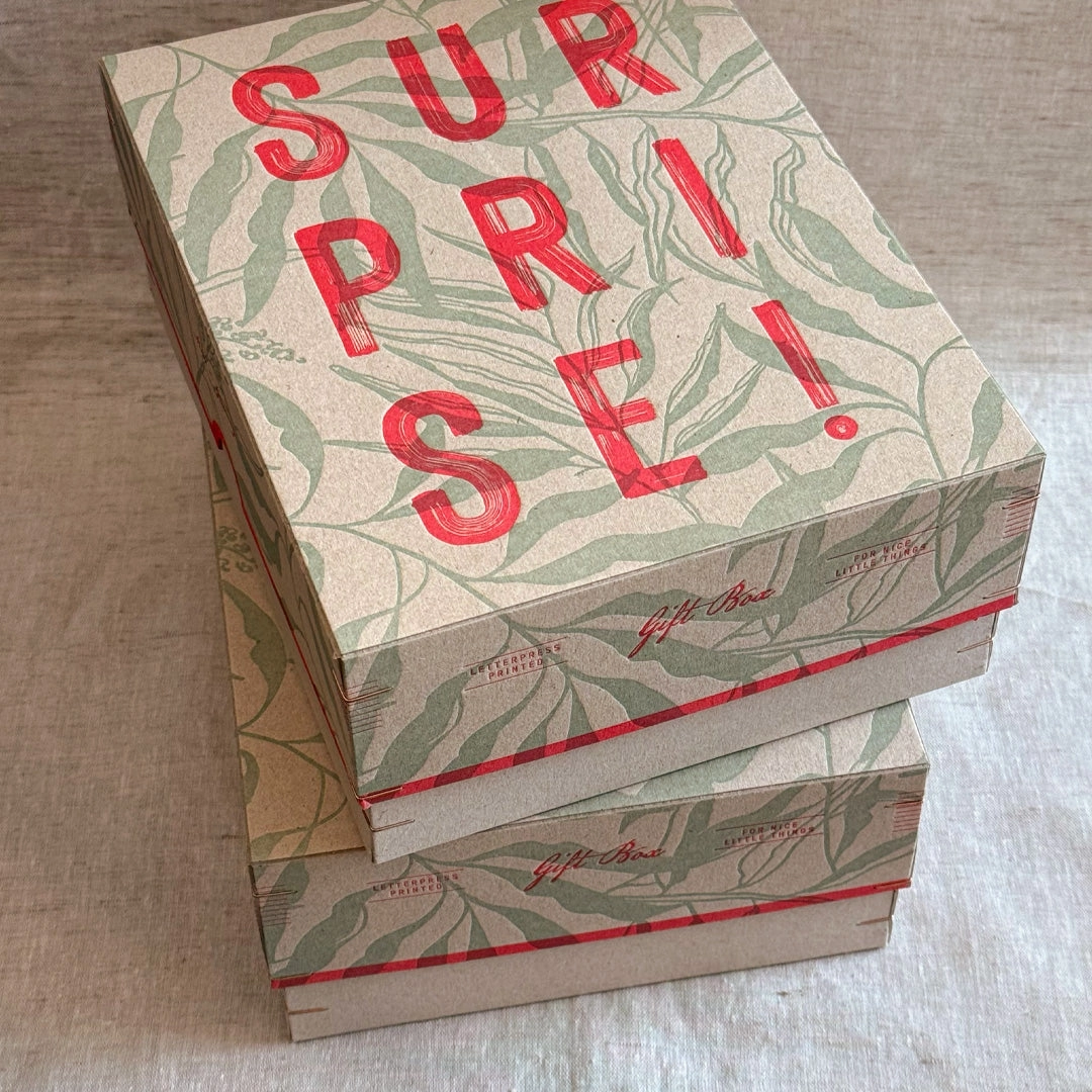 Geschenkbox (leer) / Surprise! / Letterpress Druck, Neon Pink, RISO handgedruckt  von Togethery,  Format: 170 x 220 mm 