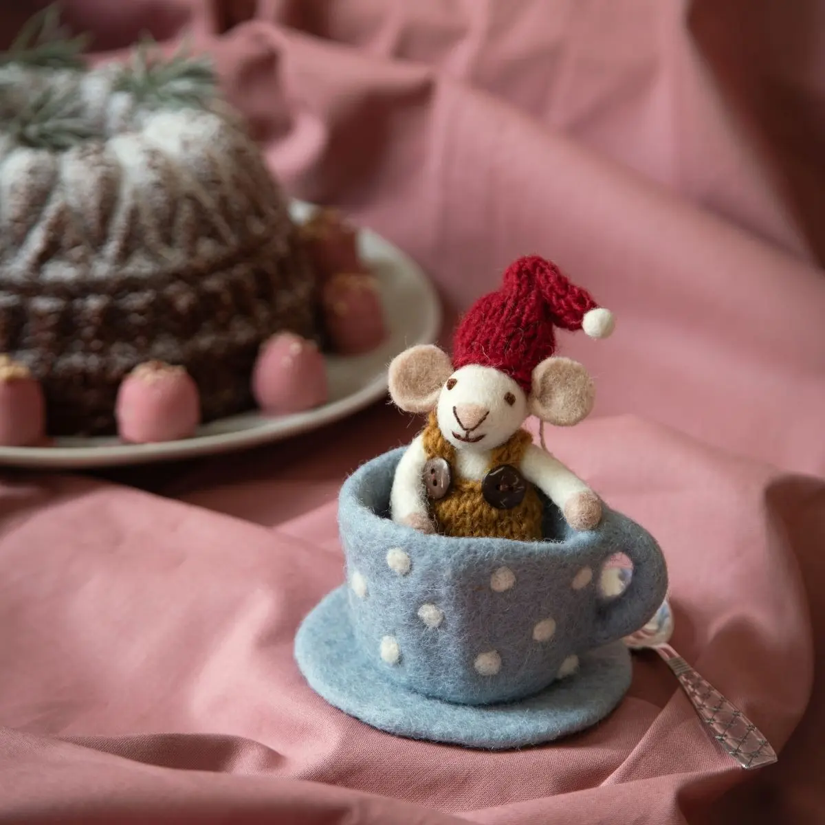 Gry & Sif Filz Weihnachtsmaus in blauer Kaffeetasse, ca.13 x 9 cm