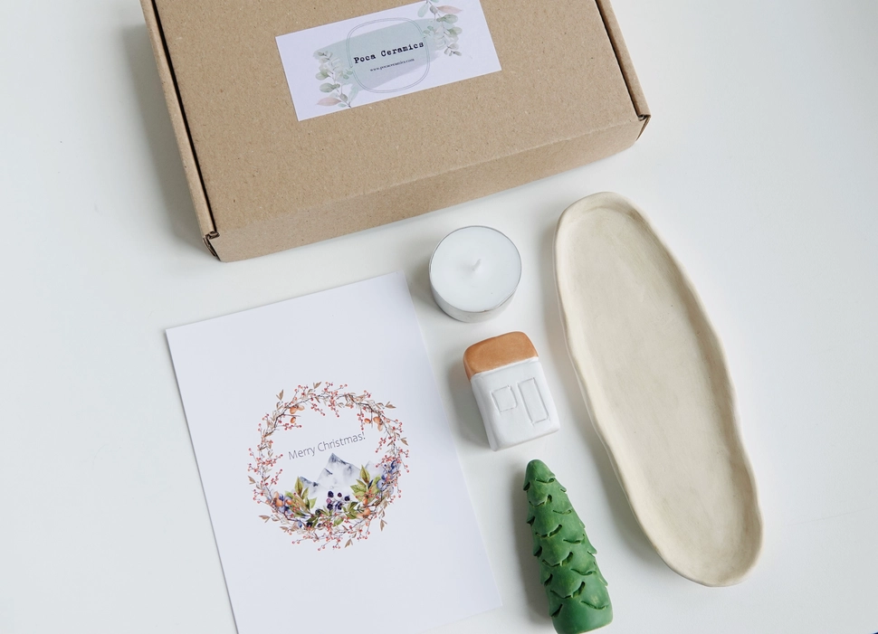 Weihnachtsgeschenkbox mit Haus, Baum und Kerze, Handgetöpfert aus Holland...zuckersüß!