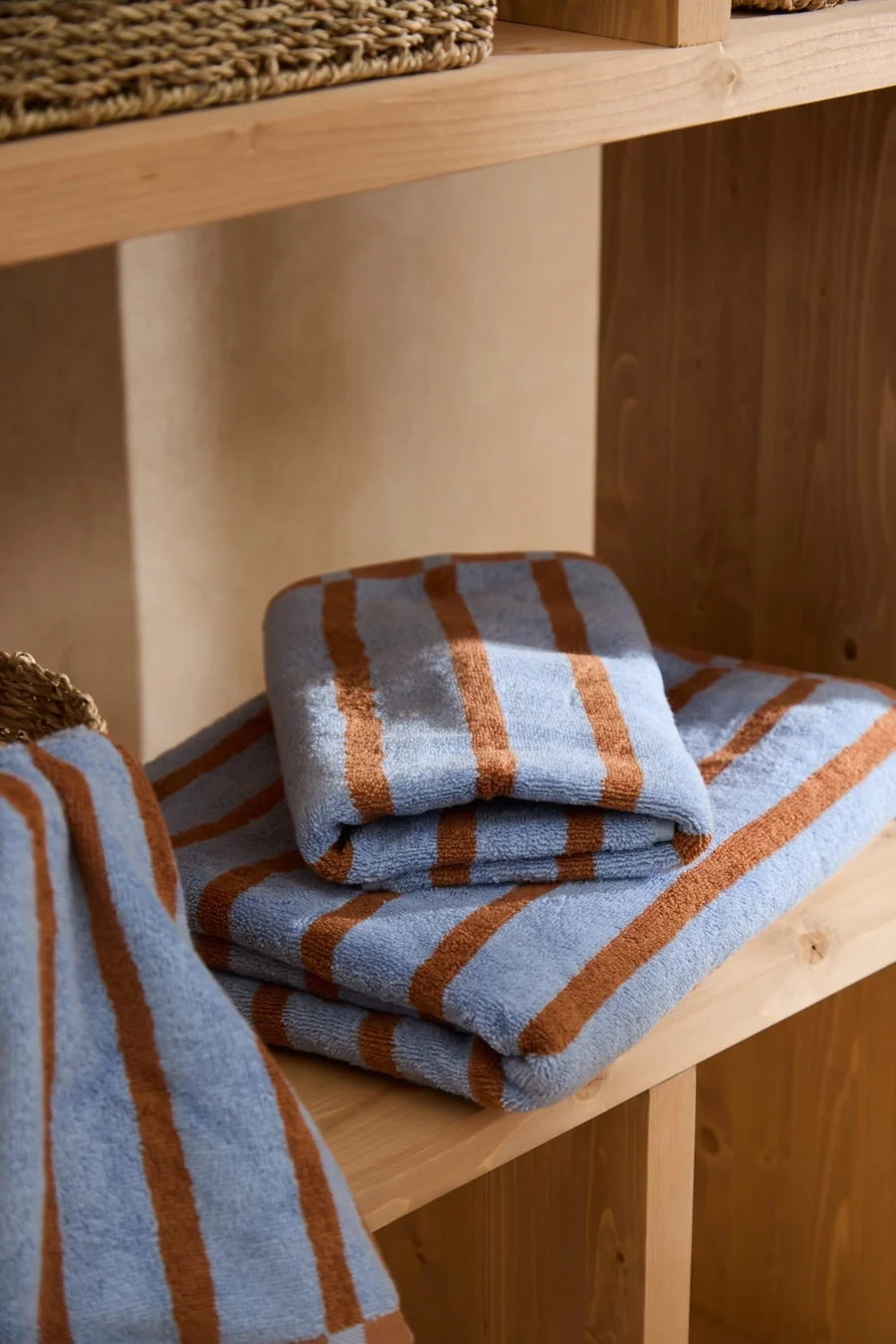 Badehandtuch mit blau mit braunen Streifen Saturno, ca. 50 x 90 cm, Handtuch  