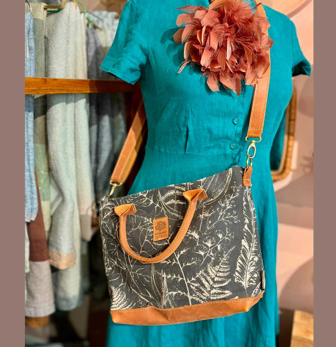 % Dorothee Lehnen Hand-Umhängetasche JOANA lush-hip - Leinen-Leder 26-35 x 22 x 10 cm, dunkelgrau