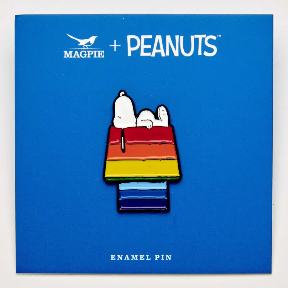 The Peanuts PIN "Good Vibes" SNOOPY auf Regenbogenhaus von The Peanuts