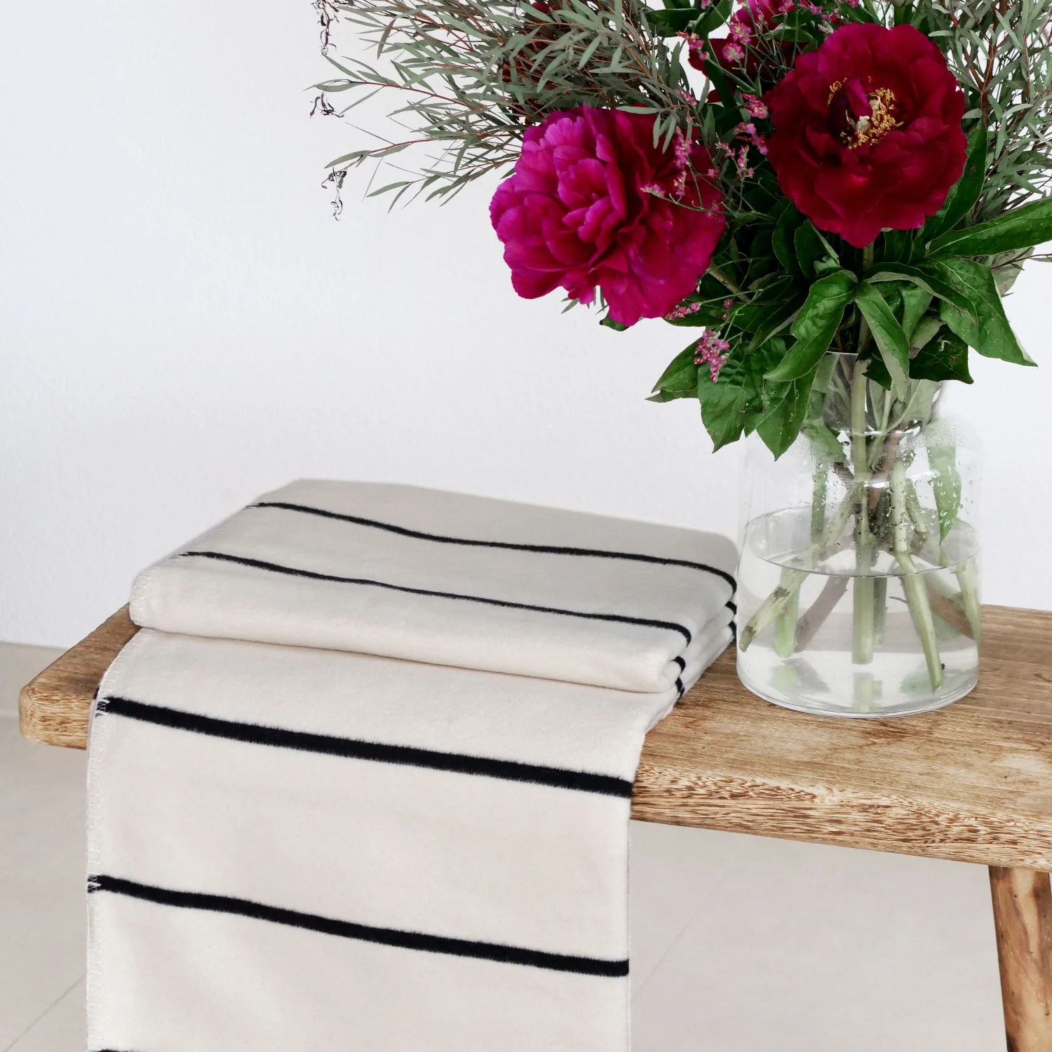 RIEMA Kuscheldecke JULE aus 100% Bio-Baumwolle (kbA) schwarz-natur, ca. 150x200cm  