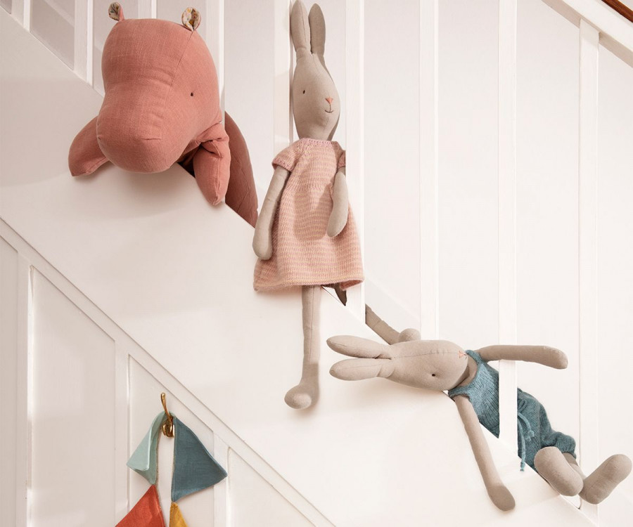 Maileg Hase im blauen gestrickten Overall, Größe 4