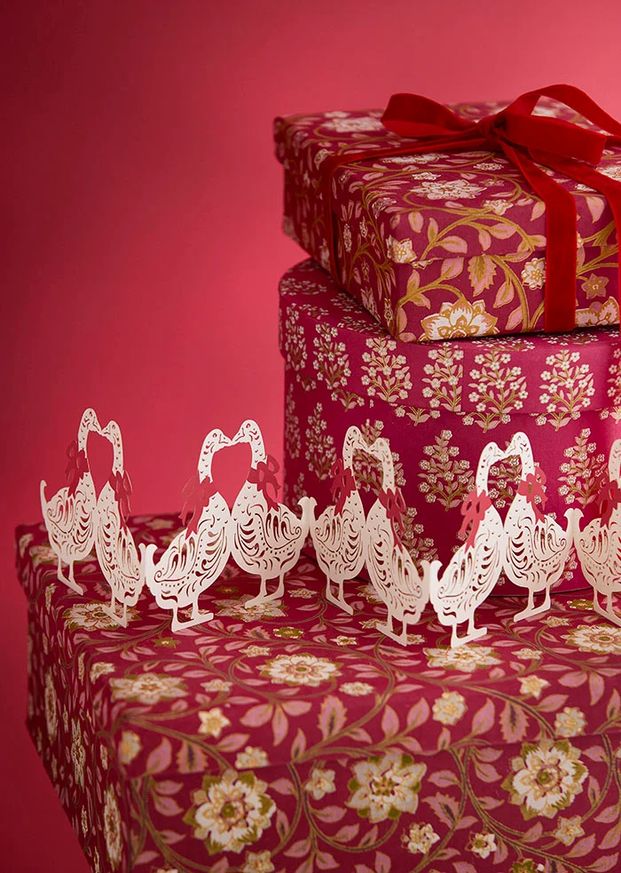 Bungalow Tischgirlande Gänse, weiß-rot, ca. 67 x 14,5 cm, Table Garland 67cm Geese Off White
