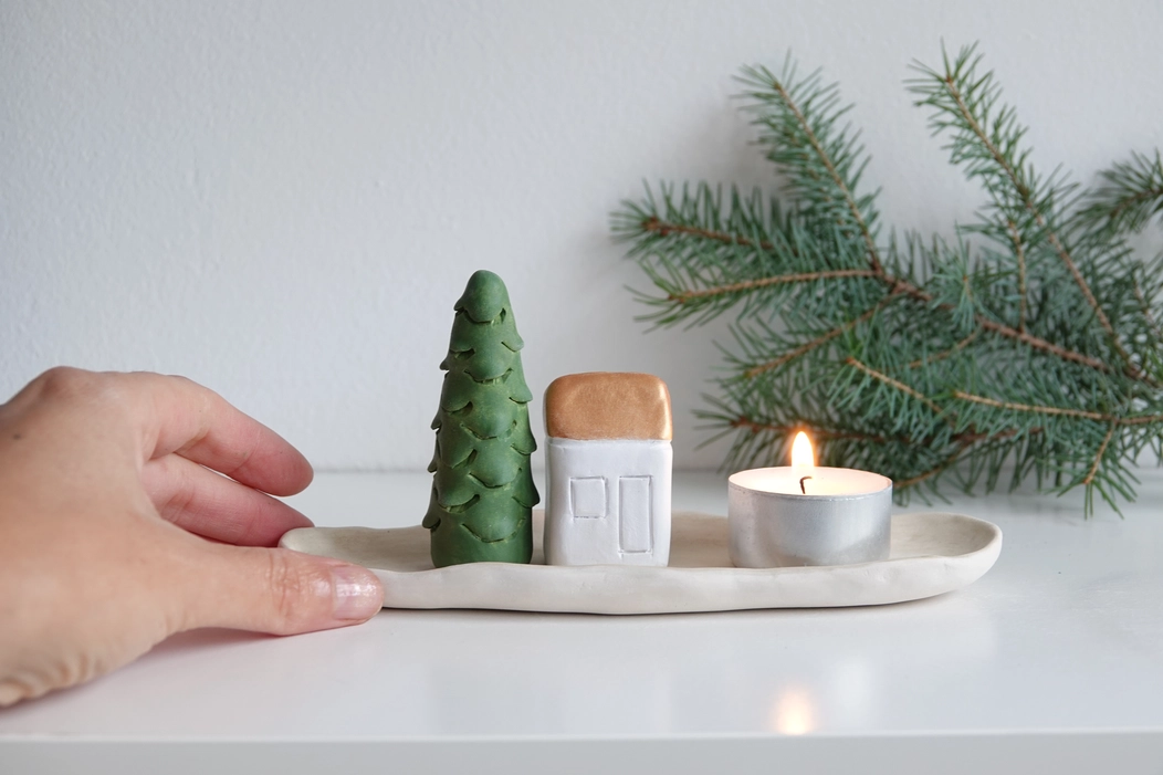 Weihnachtsgeschenkbox mit Haus, Baum und Kerze, Handgetöpfert aus Holland...zuckersüß!